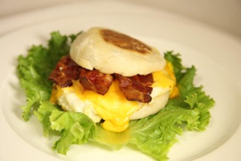 Hawkeye Muffin (567-635 cal)